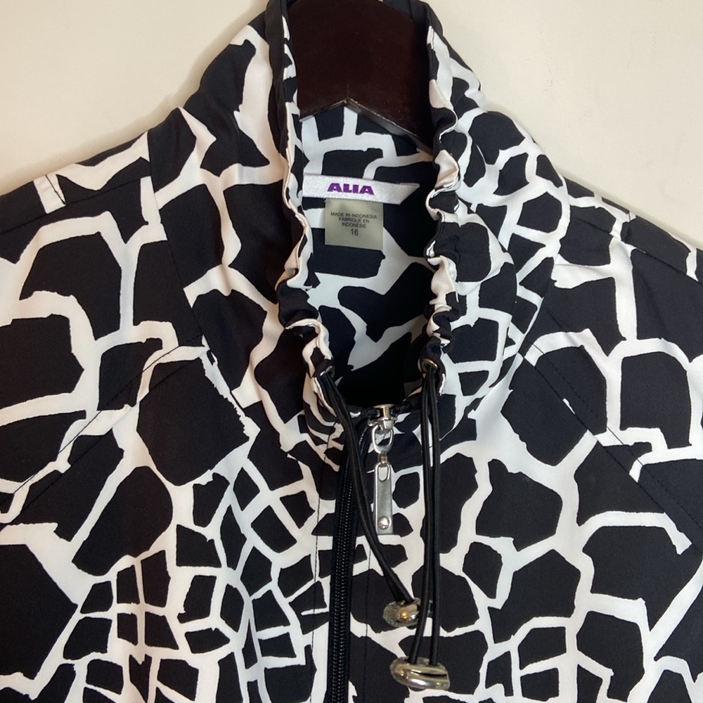 ALIA Abstract Print Lightweight Spring Jacket - Picture 7 of 14